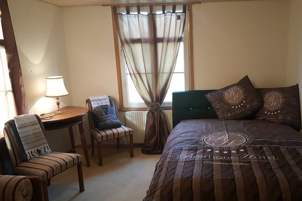 Ropa de cama de alta calidad, cubrecamas y minibar 