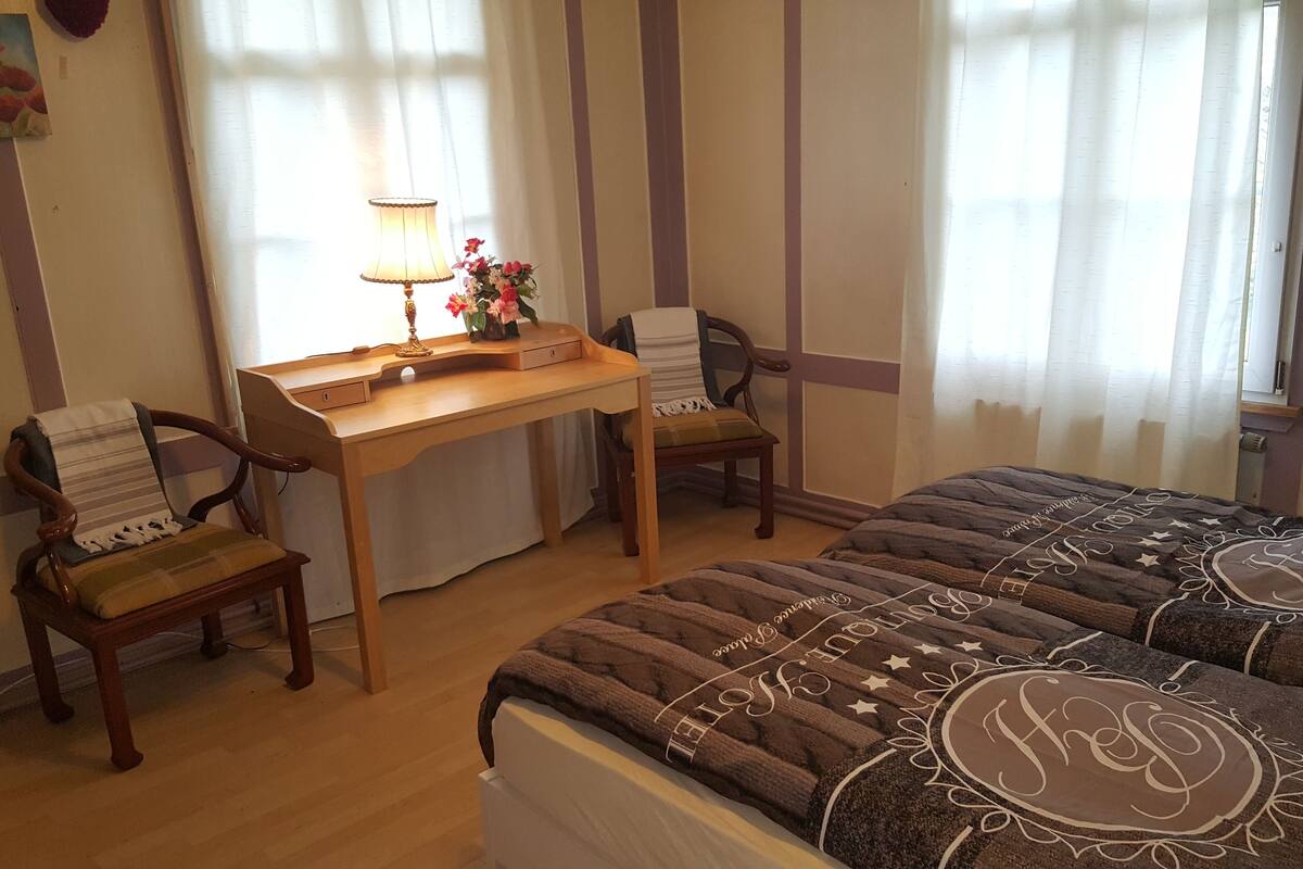 Ropa de cama de alta calidad, cubrecamas y minibar 