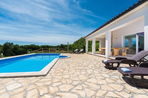 حمّام سباحة خارجي