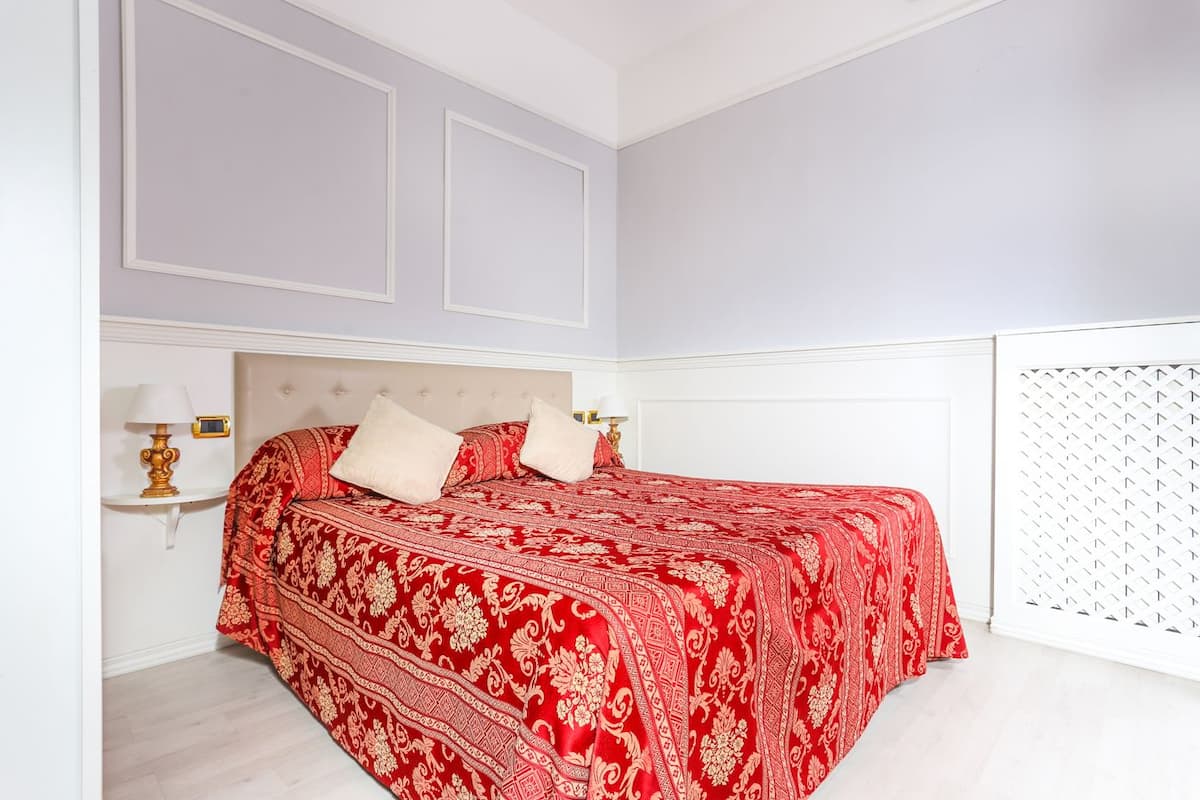 Einzelzimmer, 1 Queen-Bett | Schreibtisch, schallisolierte Zimmer, kostenloses WLAN, Bettwäsche