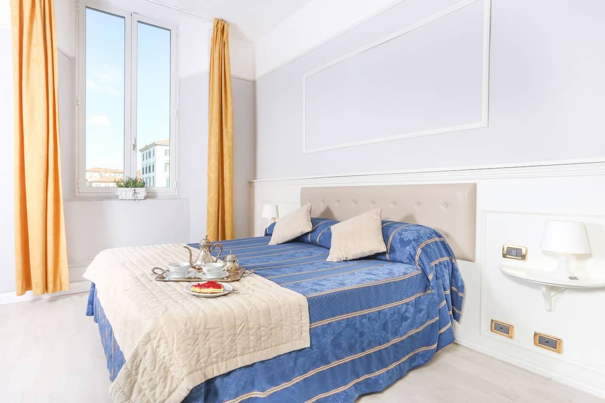 Doppelzimmer, 1 Queen-Bett | Schreibtisch, schallisolierte Zimmer, kostenloses WLAN, Bettwäsche