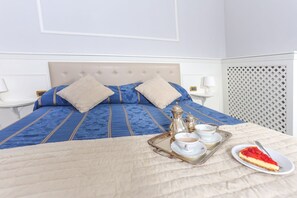 Doppelzimmer, 1 Queen-Bett | Schreibtisch, schallisolierte Zimmer, kostenloses WLAN, Bettwäsche