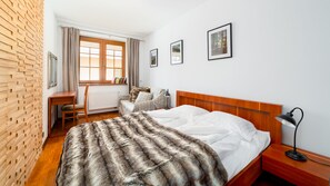 2 bedrooms, laptop workspace, iron/ironing board, bed sheets