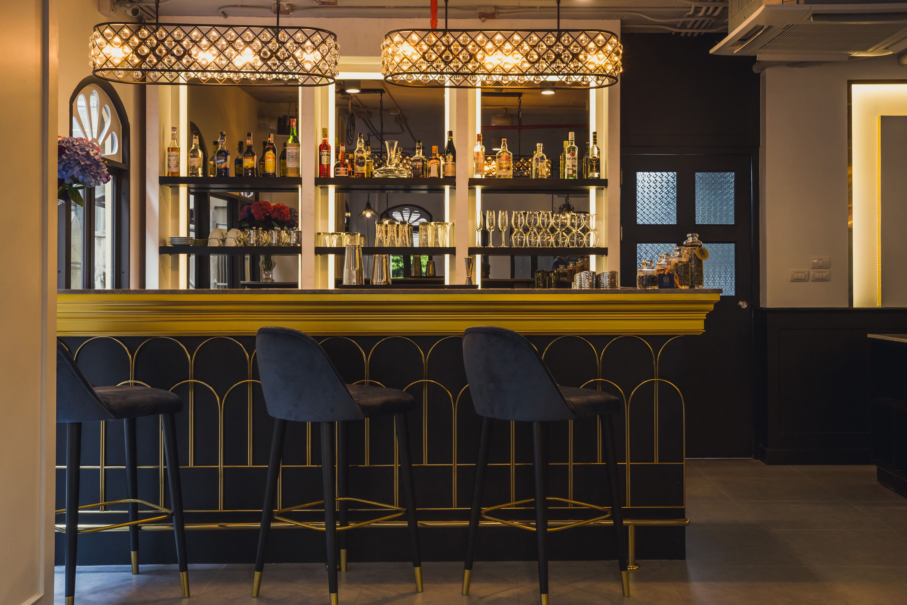 rooftop bar, al fresco dining, open daily