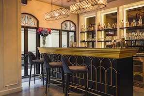 Bar ở tầng thượng, dùng bữa ngoài trời, mở cửa hàng ngày 