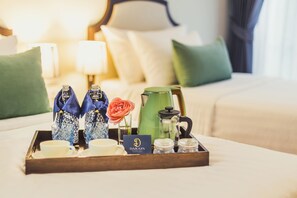 Peralatan tempat tidur hipoalergenik, bar mini, peti besi dalam bilik 
