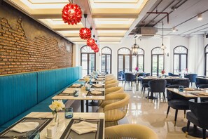 Breakfast, lunch and dinner served