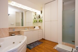 Luxury Suite, 1 Queen Bed, Ensuite | Bathroom | Shower, rainfall showerhead, hair dryer, towels