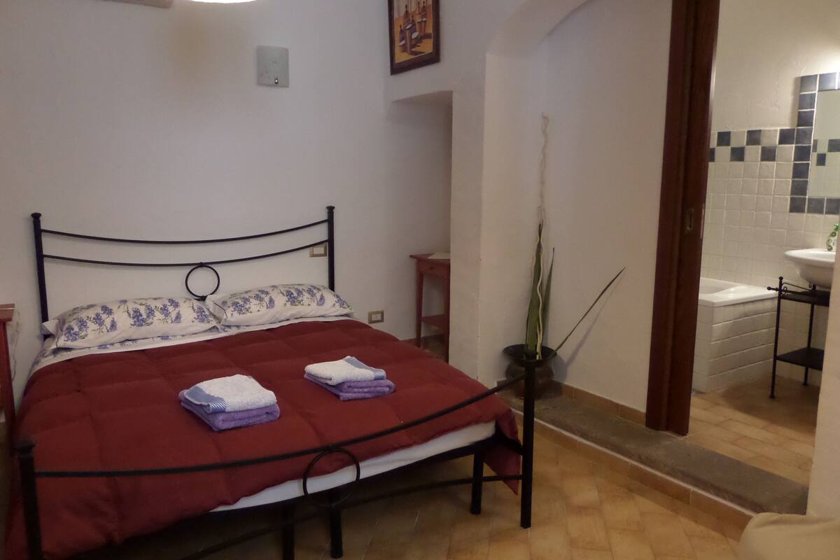 Triple Room | Desk, soundproofing, free cribs/infant beds, rollaway beds