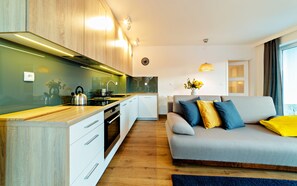 Apartment (B 1) | Eigene Kochnische | Kühlschrank, Herdplatte, Geschirrspüler, Wasserkocher