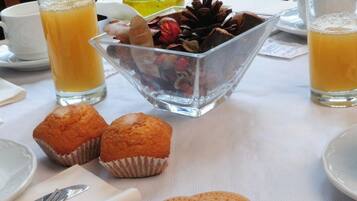 Daily continental breakfast (EUR 4 per person)