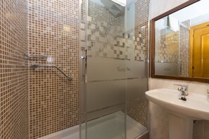 Baignoire relaxante profonde, articles de toilette gratuits