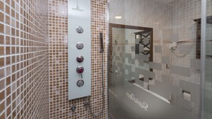 Deep soaking tub, free toiletries, hair dryer, towels - Hotel Rural Santa Inés (Vinuesa)