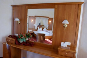 1 Schlafzimmer, Allergikerbettwaren, Daunenbettdecken, Schreibtisch