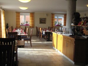 Colazione a buffet, servita tutte le mattine (12 EUR a persona) 