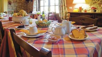 Colazione completa, servita tutte le mattine (15.00 EUR a persona)