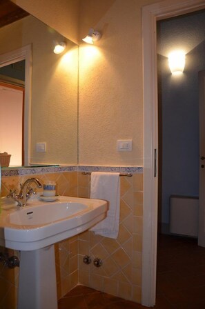 Double Room, 1 Queen Bed | Bathroom | Bidet, towels - Al Podere di Rosa (Lucca)
