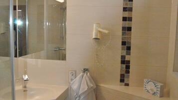 Dusche, Haartrockner, Handtücher