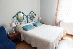 Habitación doble | Decoración personalizada, muebles diferentes y escritorio 