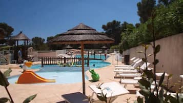 Piscine extérieure (ouverte en saison), parasols de plage