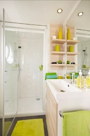 Premium Mobile Home, 3 Bedrooms (Porquerolles) | Bathroom | Shower, towels - Selection Camping (La Croix-Valmer)
