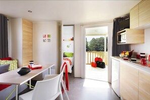 Mobile Home, 2 Bedrooms (Cap Lardier) | Private kitchenette | Full-size fridge, microwave, stovetop, coffee/tea maker - Selection Camping (La Croix-Valmer)