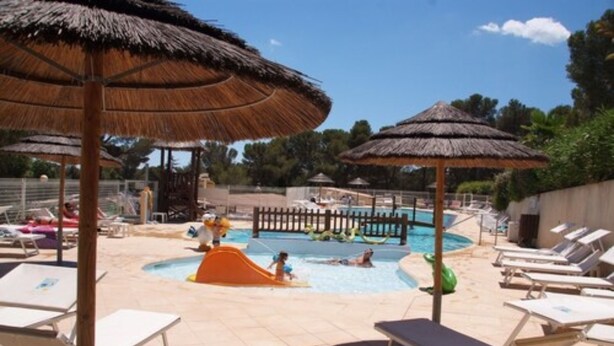 Seasonal outdoor pool, pool umbrellas, sun loungers - Selection Camping (La Croix-Valmer)