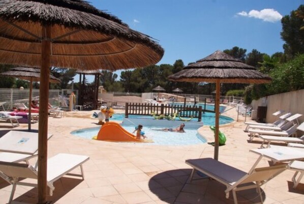 Seasonal outdoor pool, pool umbrellas, sun loungers - Selection Camping (La Croix-Valmer)