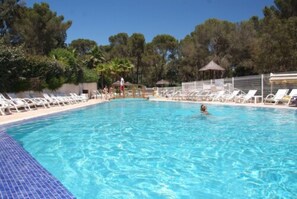 Seasonal outdoor pool, pool umbrellas, pool loungers - Selection Camping (La Croix-Valmer)