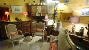 Una sala de estar acogedora con un sofá, dos sillones, una mesa de centro y una chimenea.