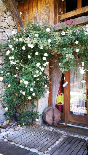 Property entrance - La Ferme Bonne de la Grotte (Saint-Christophe-la-Grotte)