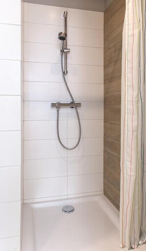 Apartment, 1 Double Bed (biale) | Bathroom shower - Apartamenty 2M (Czestochowa)