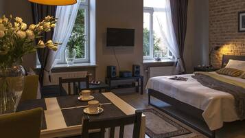 Apartment, 1 Queen Bed | Living room | Flat-screen TV