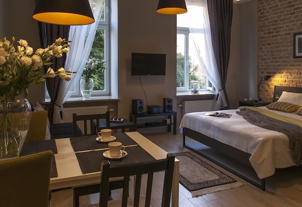 Apartment, 1 Queen-Bett | Wohnzimmer | Flachbildfernseher