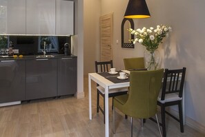 Apartamento, 1 cama de matrimonio | Cocina básica privada | Frigorífico, microondas (previa solicitud), horno y placa de cocina