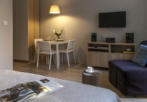 Apartment, 1 Double Bed (biale) | Living area - Apartamenty 2M (Czestochowa)