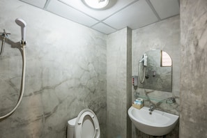 Suite superior | Baño | Regadera y toallas