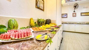Un buffet con diversi tipi di frutta e affettati.