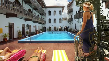 3 piscines extérieures