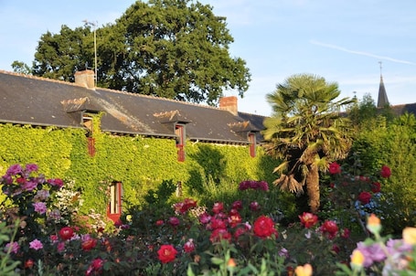 Front of property. Maison d'hôtes de l'Huardière