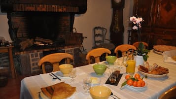 Free daily cooked-to-order breakfast