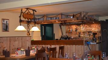 Melayani makan siang dan makan malam dengan sajian masakan daerah