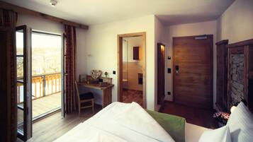 Hypo-allergenic bedding, in-room safe, desk, blackout curtains