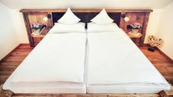 Standard Apartment | Hypo-allergenic bedding, in-room safe, desk, blackout curtains