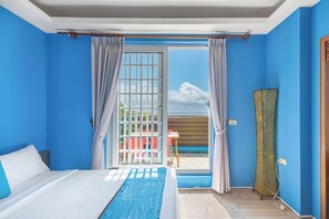 Quarto quádruplo, banheira, vista para o oceano | Individualmente decorados, individualmente mobiliados, Wi-Fi de cortesia
