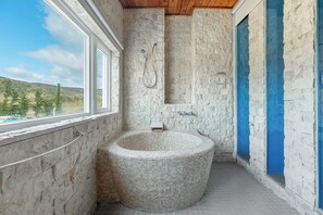 Quarto casal luxo, banheira | Banheiro | Secador de cabelo, chinelos, toalhas de banho, shampoo