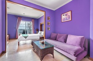 Decoración personalizada, muebles diferentes y wifi gratis 