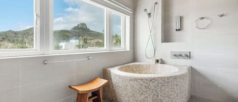 Quarto casal luxo, banheira | Banheiro | Secador de cabelo, chinelos, toalhas de banho, shampoo