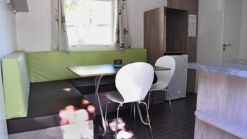 Mobile Home, 2 chambres, terrasse (Trigano) | Restauration dans la chambre
