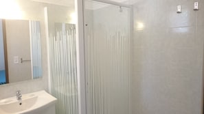 Bungalow, 2 Bedrooms | Bathroom